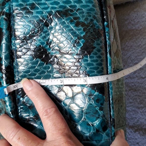 STEVEN  by Steve Madden  EUC Beautiful turquoise snake print bag. - Picture 2 of 8